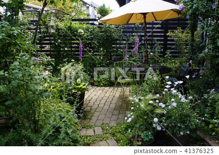 Enjoy a garden life with BBQs and garden parties on the wooden deck Enjoy a garden life with BBQs and garden parties on the wooden deck 41376325