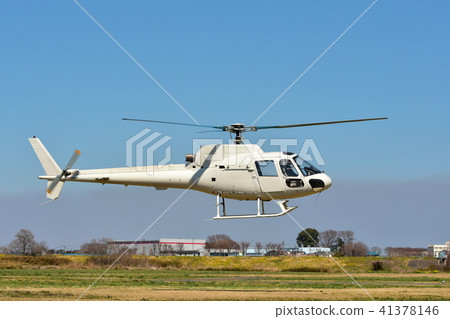 低空飛行的直升機 低空飛行的直升機 41378146