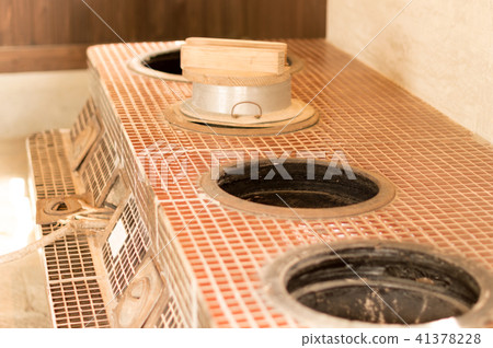 Families on the back door Families on the back door 41378228