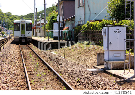 Takasaki line train stopping at Hachiaki Orihara station 41378541