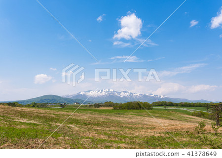 Kurikomiyama of the remaining snow and ranch of the plateau 41378649