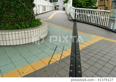 十字路口的行人天橋 十字路口的行人天橋 41379127