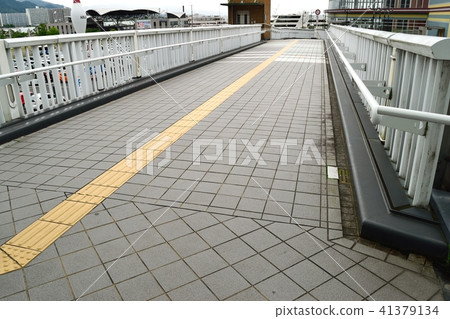 十字路口的行人天橋 十字路口的行人天橋 41379134