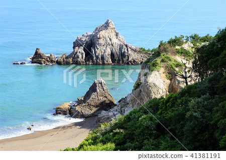 Rocks floating in a quiet ocean 41381191