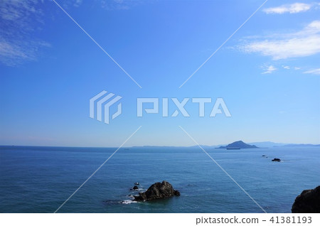 海邊的舞台漂浮在地平線上 海邊的舞台漂浮在地平線上 41381193