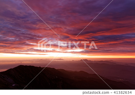 A sunrise sky seen from Hakuba dake mountain top and ridgeline of Minorakuyama direction 41382634