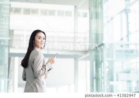 Business woman (smartphone) Business woman (smartphone) 41382947