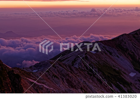 從Hakuba dake山上面看的黎明和雲彩海北脊線 從Hakuba dake山上面看的黎明和雲彩海北脊線 41383020