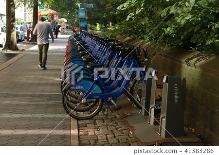 時尚摩托車份額安裝在曼哈頓中央公園 - 插頭週期 41383286
