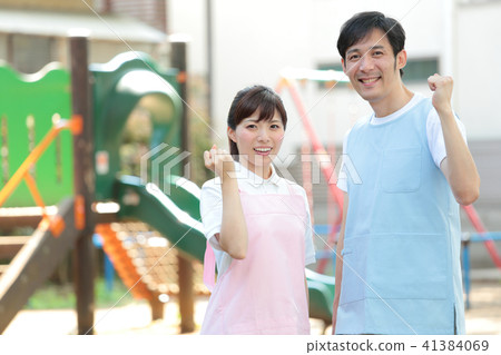 Childminder / helper gut pose Childminder / helper gut pose 41384069
