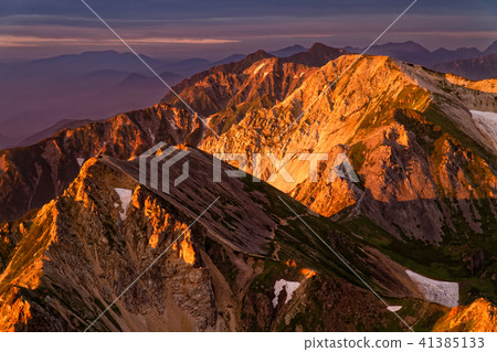 從Mt. Hakubadake山頂俯瞰湖山和白馬山。 41385133