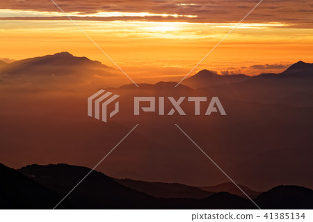 查看從Mt. Hakubadake山頂在早晨發光方向妙高/高級妻子 41385134