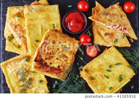 Chicken Stuffed moroccan flatbread, flat lay Chicken Stuffed moroccan flatbread, flat lay 41385918