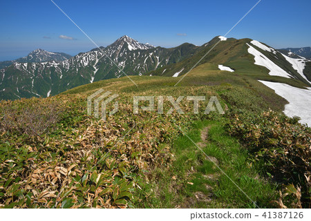 從探戈山頂看到的剩余雪的大水山的越後 - 三山 41387126