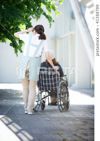 護理輪椅女人 護理輪椅女人 41388789