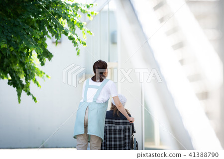 護理輪椅女人 41388790