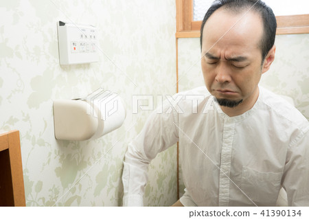 使用廁所的中間人 使用廁所的中間人 41390134
