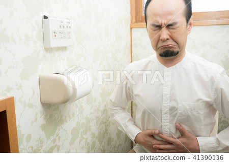 使用廁所的中間人 41390136