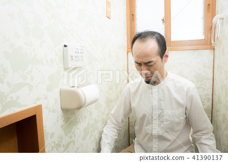 Middle men who use toilets 41390137