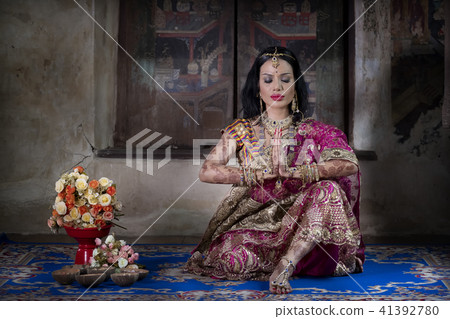 Close up Beautiful indian girl Young hindu woman Close up Beautiful indian girl Young hindu woman 41392780