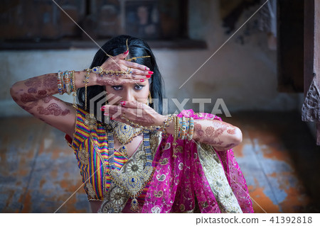 Close up Beautiful indian girl Young hindu woman Close up Beautiful indian girl Young hindu woman 41392818