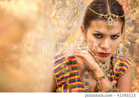 Close up Beautiful indian girl Young hindu woman Close up Beautiful indian girl Young hindu woman 41393113