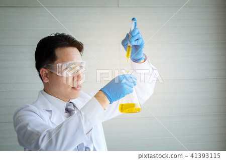 Young female scientist standing in lab worker 41393115