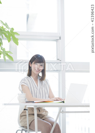 女性小姐辦公室個人計算機偶然照相機看 41396423