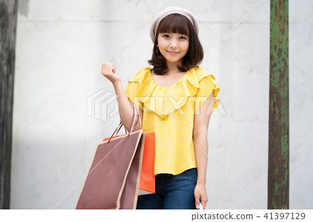 Shopping young women travel 41397129