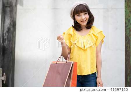 Shopping young women travel Shopping young women travel 41397130