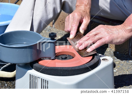 Knife sharpening using a knife sharpener 41397158