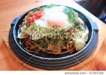 粗炒麵配上煎蛋 41397160