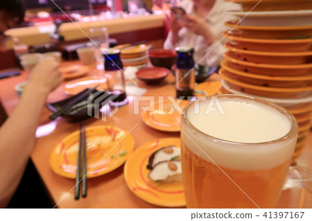 一邊喝生啤酒一邊享受迴轉壽司店的樂趣 41397167