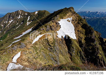 Mt. Tanigawa · The ears of Oki seen from the ears of Toma and the ridgeline of Mt. Ichinourakadake · Mogura dake Mt. Tanigawa · The ears of Oki seen from the ears of Toma and the ridgeline of Mt. Ichinourakadake · Mogura dake 41397196