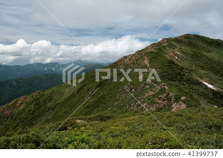 通往蕎麥山夏季7月的山頂之路 通往蕎麥山夏季7月的山頂之路 41399737