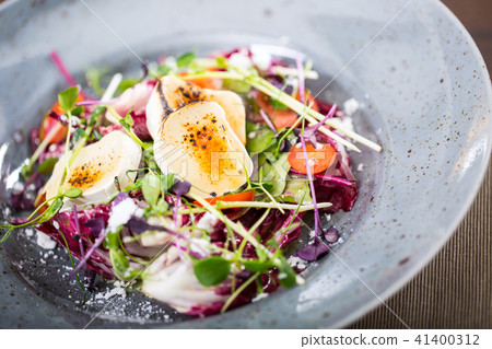 Vegetable salad with goat cheese and herb. 41400312