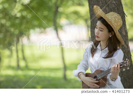 在樹林裡玩 41401273