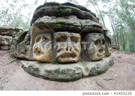 Bizarre Stone Head 41403220