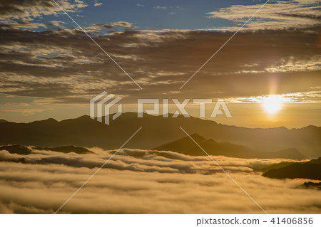 早晨煥發和雲彩海 41406856