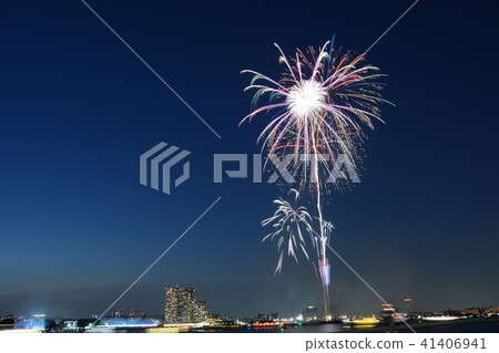 煙花在夜空中閃爍 41406941