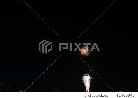 煙花在夜空中閃爍 41406943