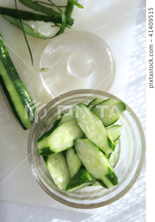 用玻璃醃黃瓜機輕輕醃製黃瓜 用玻璃醃黃瓜機輕輕醃製黃瓜 41409515