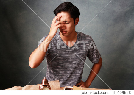 一個疲憊的表情的男人 41409668