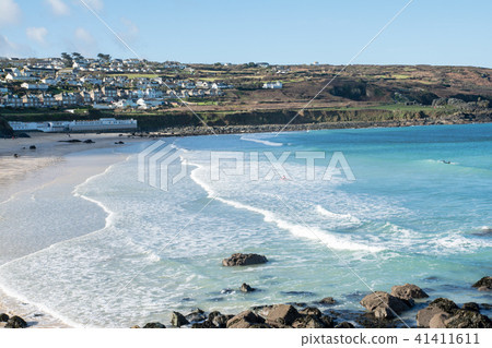 岩石和丘陵環繞的淺沙灘在英國的郊區 41411611