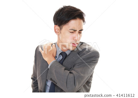 男人抱怨肩膀僵硬 41411612