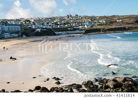 岩石和丘陵環繞的淺沙灘在英國的郊區 41411614