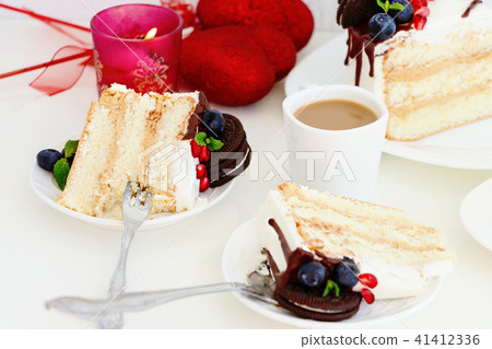 Layer cake with fresh berries, cream cheese. 41412336