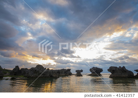 Okinoerabujima Uzihama奇怪的岩石 Okinoerabujima Uzihama奇怪的岩石 41412357