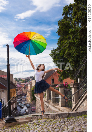 Girl with umbrella 41413030