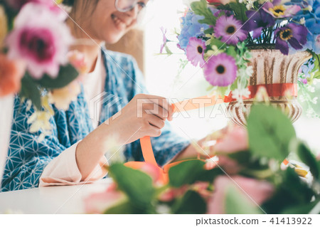 Making beautiful flower composition in floral shop 41413922